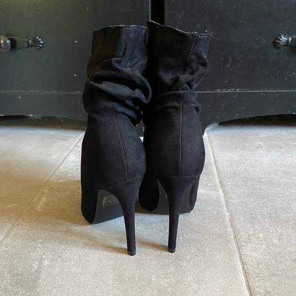 Black velvet pointy toe booties - Picture 2 of 4
